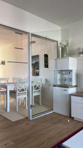 eine Küche und ein Esszimmer mit einem Tisch und Stühlen in der Unterkunft Ferienwohnung Antje auf Borkum in Borkum