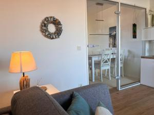 ein Wohnzimmer mit einem Sofa und einem Tisch in der Unterkunft Ferienwohnung Antje auf Borkum in Borkum