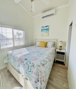 biała sypialnia z łóżkiem i oknem w obiekcie Vacation Cottage North Myrtle Beach 69 w mieście Myrtle Beach