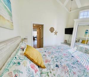 sypialnia z dużym łóżkiem i żółtą poduszką w obiekcie Vacation Cottage North Myrtle Beach 69 w mieście Myrtle Beach