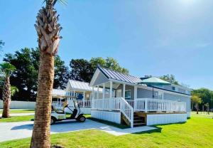 una casa con una palmera delante de ella en Vacation Cottage North Myrtle Beach 68 en Myrtle Beach