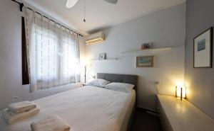 カト・ガッゼアにあるBeautiful Pelion Sea Houseのベッドルーム1室(白いシーツ付きのベッド1台、窓付)