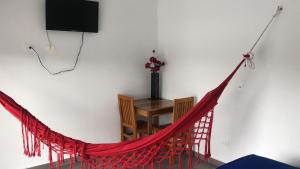 Paz de Ariporo的住宿－HOTEL EXBINT RESORT，一张桌子和一台电视机的吊床