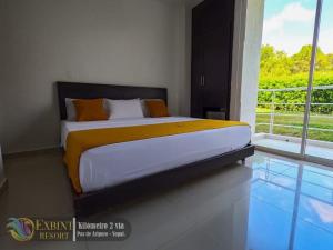 Paz de Ariporo的住宿－HOTEL EXBINT RESORT，一间卧室设有一张床和一个大窗户