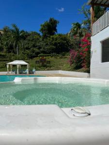 Paz de Ariporo的住宿－HOTEL EXBINT RESORT，一个带桌子和凉亭的游泳池