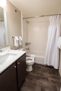 TownePlace Suites Columbus Airport Gahanna في غاهانا: حمام مع مرحاض ومغسلة وحوض استحمام