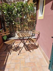 een picknicktafel en 2 stoelen op een patio bij Er paranco in Sarzana