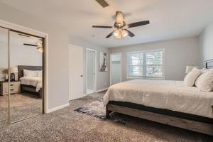 um quarto com uma cama e uma ventoinha de tecto em Convenient for long stays with 5BR Urban Retreat em Fort Worth