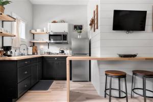 Una cocina o cocineta en H Studio Close to Downtown, Beaches and Wineries