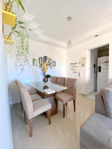 a dining room with a table and chairs at Apartamento confortável Ilhéus in Ilhéus
