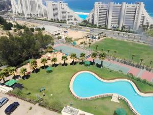 una vista aérea de un parque con piscina en Altos de San Alfonso, en Algarrobo