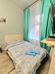 - une chambre avec un lit et des serviettes bleues dans l'établissement Студіо Філатова 8, à Lviv