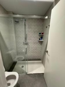 uma casa de banho com um chuveiro e um WC. em BS6 Massanassa 