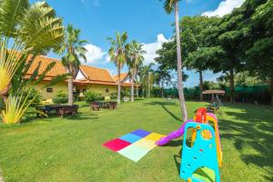 um parque infantil no quintal de uma casa em Phuket Kana International Hotel普吉岛卡娜国际酒店 em Praia de Rawai