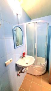 La salle de bains est pourvue d'un lavabo et d'une douche. dans l'établissement Студіо Філатова 8, à Lviv