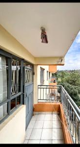 - un balcon d'une maison avec une porte et une vue dans l'établissement SABU HOMEs, à Nairobi