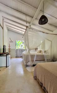 1 dormitorio con 1 cama con mosquitera en Vila Pitanga Trancoso, en Trancoso