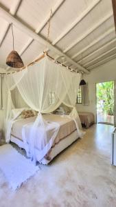Dormitorio con cama con red en Vila Pitanga Trancoso, en Trancoso