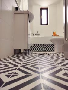 Un baño con suelo estampado en blanco y negro. en Dimitris & Despoinas Guest House, en Tripolis