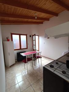 Una cocina o kitchenette en Sunny Finocchio - Up Stairs apartment