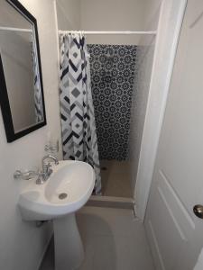 Un baño blanco con lavabo y ducha. en Tres Migueles, estudio Anna, cerca de la marina, zona turistica y playa, en Cabo San Lucas