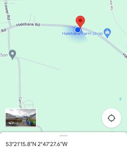 uma imagem de um ecrã de um telemóvel com um mapa de aruck em Chota Gher Apartment em Widnes