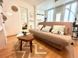 un soggiorno con un divano e un tavolo di Studio, Sea and the Beach a Le Havre