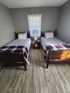 1 Schlafzimmer mit 2 Betten und einem Fenster in der Unterkunft X Marks the Spot. 