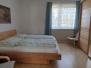 Schlafzimmer mit einem Bett und einem Fenster in der Unterkunft Apartment Moni in Lutzmannsburg, 1 km von der Sonnentherme entfernt - Apartment mit 3 Schlafzimmern in Lutzmannsburg