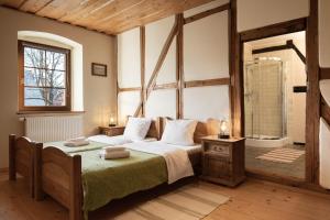ein Schlafzimmer mit einem großen Bett und einem Fenster in der Unterkunft Villa Greta in Schönau an der Katzbach