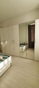 Habitación con espejos y habitación con cama en Intero Appartamento LGBTQ+ zona Loreto, en Milán