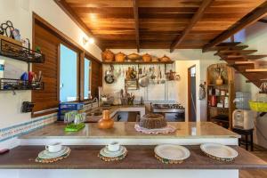 Kuchyň nebo kuchyňský kout v ubytování Recanto de tranquilidade próximo a Morro e Boipeba. Casa espaçosa com piscina a 5 minutos a pé da Praia.