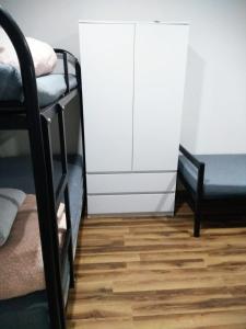Krevet ili kreveti na sprat u jedinici u okviru objekta Noclegi Tuszyn S