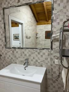 bagno con lavandino e specchio di Apartamento patio de los leones a Granada
