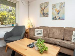 sala de estar con sofá y mesa en 6 person holiday home in Hemmet en Hemmet