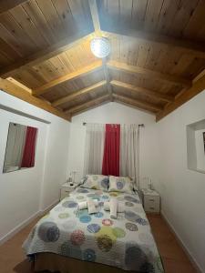 una camera con letto e soffitto in legno di Apartamento patio de los leones a Granada