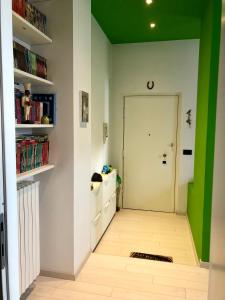 un pasillo con paredes verdes y blancas y una puerta en Intero Appartamento LGBTQ+ zona Loreto, en Milán