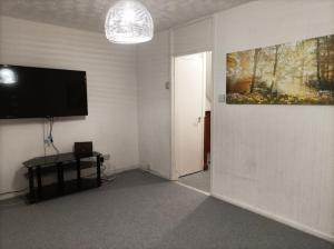 マンチェスターにあるAncoats Budget House - City Centreの壁に薄型テレビが備わる客室です。