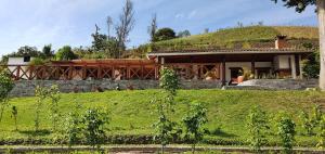 una casa con un tetto in erba su una collina di Eco Avocado Lodge a San José de Minas