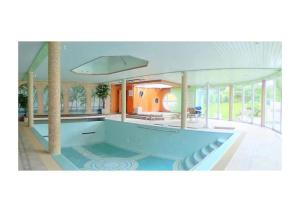 - une grande cuisine avec une piscine dans une maison dans l'établissement La parenthèse - Domaine prestige, à Osenbach