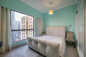 Postel nebo postele na pokoji v ubytování Amazing large -150 sq meters, sea side 2 bedroom flat