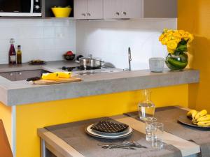 Kuchyň nebo kuchyňský kout v ubytování Aparthotel Adagio 4personnes paris 15eme,parking inclus ,proche Arena et parc expo