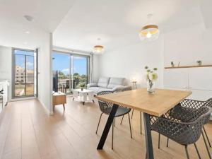 Una sala de estar con una mesa y sillas y un sofá. en Denia port and beach apartment., en Denia