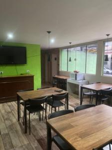 TV a/nebo společenská místnost v ubytování Hotel Real Centro