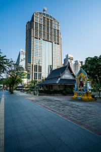 a street in a city with tall buildings at GO INN Sukhumvit-Bts Asoke-Phrom Phong โกอินน์ สุขุมวิท บีทีเอส อโศก in Bang Kapi