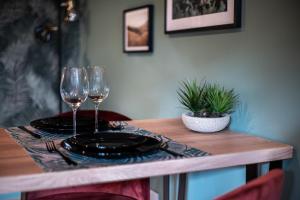 a table with two wine glasses and a plate at L'Insoupçonnée in Nantes +10 photos