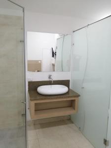 a bathroom with a sink and a mirror at MOTEL CUPIDO (PALMIRA) in Palmira