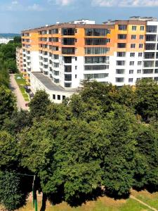 una vista aérea de un gran edificio detrás de los árboles en Апартаменты ПРЕМЬЕР, en Kamianets-Podilskyi