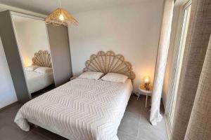 Postel nebo postele na pokoji v ubytování Un havre de paix entre mer et montagne à Sant'Ambroggio