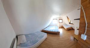 Habitación pequeña con 2 camas y escalera. en VilaBellavistasmjestaj, en Vlašić